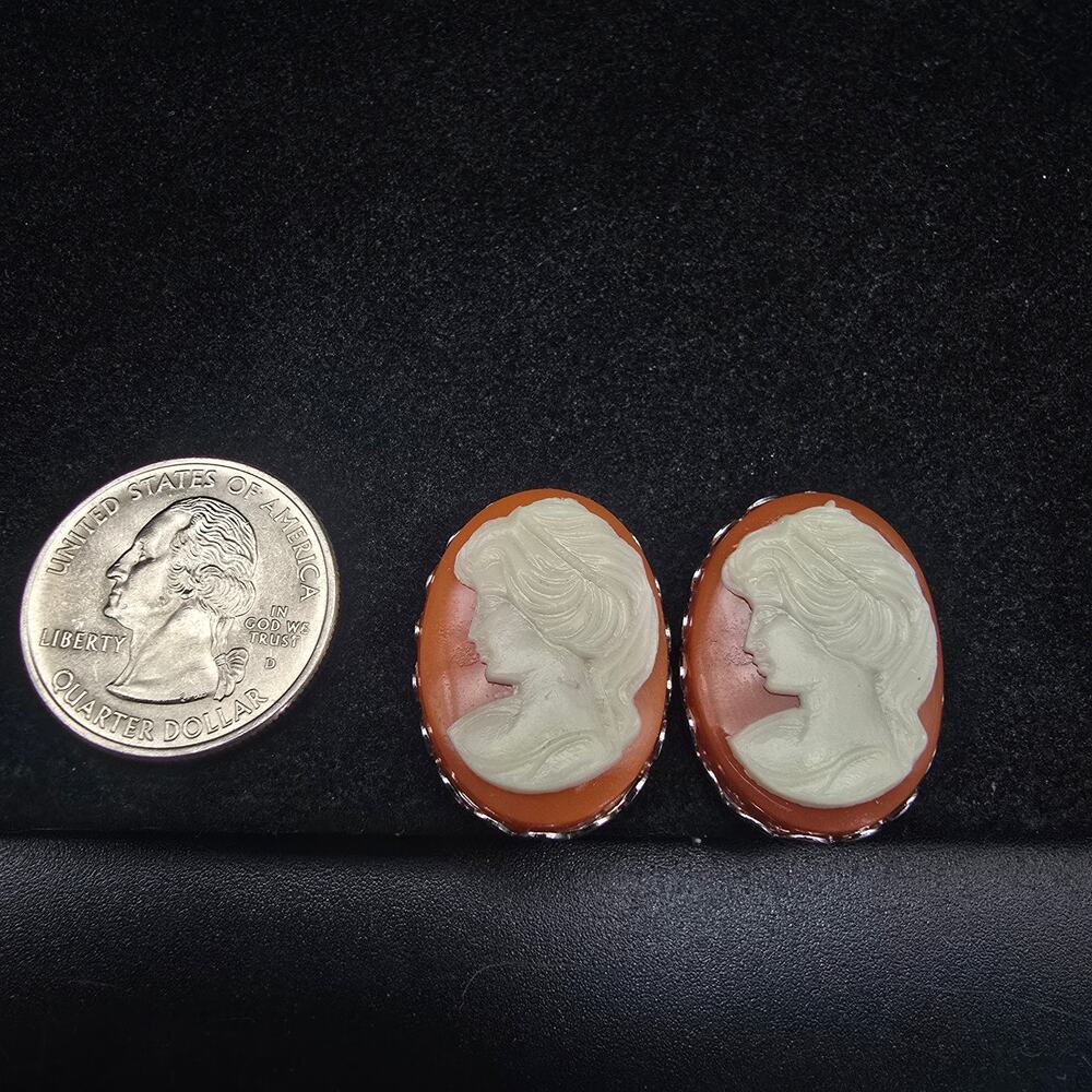 Vintage Cameo Clip On Earrings Silver Tone Orange White Acrylic NOS - Picture 5 of 8